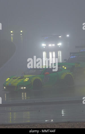 13 mai 2018, Nuerburg, Allemagne : malgré la pluie et brouillard, la grille de la course de 24 heures à l'anneau de Nuerburg reprend la course après une courte pause. Photo : Thomas Frey/dpa dpa : Crédit photo alliance/Alamy Live News Banque D'Images