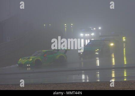 13 mai 2018, Nuerburg, Allemagne : malgré la pluie et brouillard, la grille de la course de 24 heures à l'anneau de Nuerburg reprend la course après une courte pause. Photo : Thomas Frey/dpa dpa : Crédit photo alliance/Alamy Live News Banque D'Images