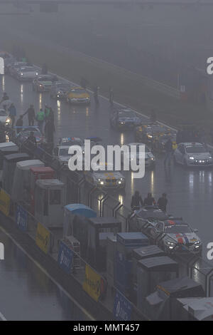 13 mai 2018, Nuerburg, Allemagne : malgré la pluie et brouillard, la grille de la course de 24 heures à l'anneau de Nuerburg reprend la course après une courte pause. Photo : Thomas Frey/dpa dpa : Crédit photo alliance/Alamy Live News Banque D'Images