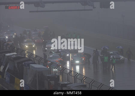 13 mai 2018, Nuerburg, Allemagne : malgré la pluie et brouillard, la grille de la course de 24 heures à l'anneau de Nuerburg reprend la course après une courte pause. Photo : Thomas Frey/dpa dpa : Crédit photo alliance/Alamy Live News Banque D'Images