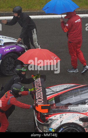 13 mai 2018, Nuerburg, Allemagne : malgré la pluie et brouillard, la grille de la course de 24 heures à l'anneau de Nuerburg reprend la course après une courte pause. Photo : Thomas Frey/dpa dpa : Crédit photo alliance/Alamy Live News Banque D'Images