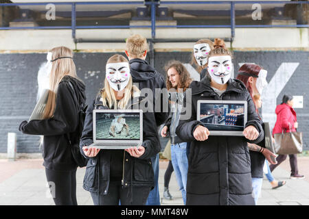 Southend, UK. Le 13 mai 2018. Un règlement pacifique démonstration statique apparente à sensibiliser à la cruauté inhérente à l'industrie laitière et l'industrie de la viande. Penelope Barritt/Alamy Live News Banque D'Images