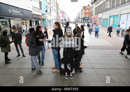 Southend, UK. Le 13 mai 2018. Un règlement pacifique démonstration statique apparente à sensibiliser à la cruauté inhérente à l'industrie laitière et l'industrie de la viande. Penelope Barritt/Alamy Live News Banque D'Images