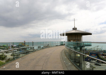 13 mai, 2018. Météo britannique. Un peu de soleil, quelques nuages, et certains de ciel bleu à Southend front de mer. Penelope Barritt/Alamy Live News Banque D'Images