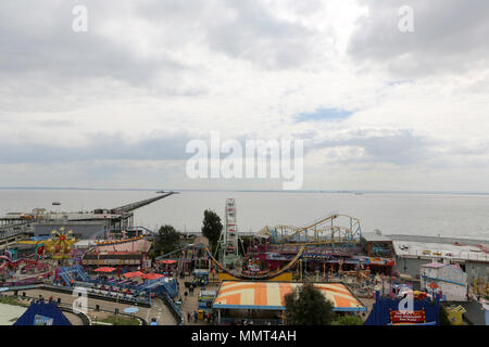 13 mai, 2018. Météo britannique. Un peu de soleil, quelques nuages, et certains de ciel bleu à Southend front de mer. Penelope Barritt/Alamy Live News Banque D'Images