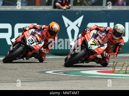 Imola, Italie. Le 13 mai 2018. Les vélos en course 2 Superbike au circuit d'Imola Dino et Enzo Ferrari pour la ronde italienne d'Imola, Italie. Le 13 mai 2018. Le Championnat Superbike. Dans l'image : le dépassement de 7 Chaz Davies GBR Ducati Panigale R (aruba.it Racing Ducati) contre 21 Michele Rinaldi ITA Ducati Panigale R (aruba.it Racing Ducati), derrière 12 Xavi Fores ESP Ducati Panigale R (Barni Racing Team ). 13/05/2018, Imola, Italie : Crédit Photo indépendant Srl/Alamy Live News Banque D'Images