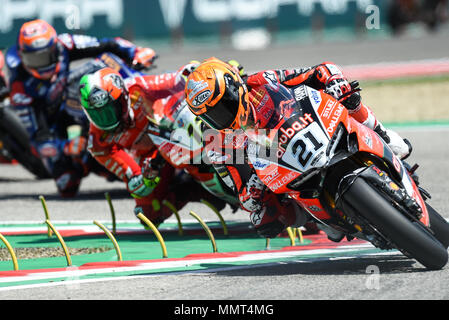 Imola, Italie. Le 13 mai 2018. Les vélos en course 2 Superbike au circuit d'Imola Dino et Enzo Ferrari pour la ronde italienne d'Imola, Italie. Le 13 mai 2018. Le Championnat Superbike. Dans l'image : 21 Michele Rinaldi ITA Ducati Panigale R (aruba.it Racing Ducati), 12 Xavi Fores ESP Ducati Panigale R (Barni Racing Team), 60 Michael van der Mark NED Yamaha YZF R1 Yamaha officiel WorldSBK (PATA) de l'équipe. 13/05/2018, Imola, Italie : Crédit Photo indépendant Srl/Alamy Live News Banque D'Images