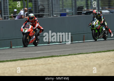 Imola, Italie. Le 13 mai 2018. Les vélos en course 2 Superbike au circuit d'Imola Dino et Enzo Ferrari pour la ronde italienne d'Imola, Italie. Le 13 mai 2018. Le Championnat Superbike. Dans l'image : 7 Chaz Davies GBR Ducati Panigale R (aruba.it Racing - Ducati). 13/05/2018, Imola, Italie : Crédit Photo indépendant Srl/Alamy Live News Banque D'Images