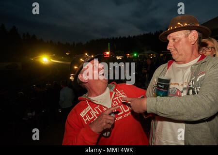 13 mai 2018, Nuerburg, Allemagne : Jörg (r) et Michael de Siegburg, célébrant pendant la course de 24 heures sur l'anneau de Nuerburg Bruennchen, dans la section de la Nordschleife. Photo : Thomas Frey/dpa dpa : Crédit photo alliance/Alamy Live News Banque D'Images