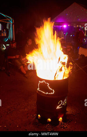 13 mai 2018, Nuerburg, Allemagne : un baril de feu brûle à la course de 24 heures sur l'anneau de Nuerburg dans le Bruennchen article de la Nordschleife. Photo : Thomas Frey/dpa dpa : Crédit photo alliance/Alamy Live News Banque D'Images