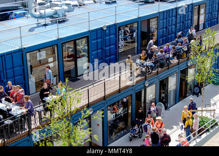 Bristol, Royaume-Uni. Le 13 mai 2018. Les gens profiter du soleil sur Bristol Harbourside. Stands de nourriture sont occupés avec une plage cosmopolite d'être apprécié à l'extérieur. Les étals du marché des livres et des gâteaux ©M. Standfast/Alamy Live News Banque D'Images