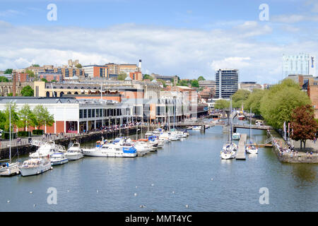 Bristol, Royaume-Uni. Le 13 mai 2018. Les gens profiter du soleil sur Bristol Harbourside. Stands de nourriture sont occupés avec une plage cosmopolite d'être apprécié à l'extérieur. Les étals du marché des livres et des gâteaux ©M. Standfast/Alamy Live News Bordeux quay Banque D'Images