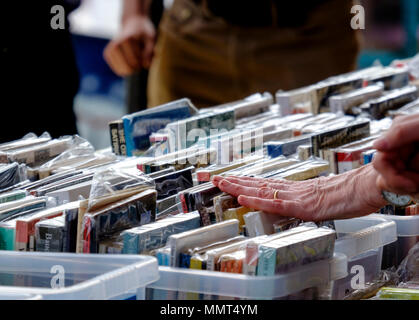 Bristol, Royaume-Uni. Le 13 mai 2018. Les gens profiter du soleil sur Bristol Harbourside. Stands de nourriture sont occupés avec une plage cosmopolite d'être apprécié à l'extérieur. Les étals du marché des livres et des gâteaux ©M. Standfast/Alamy Live News Banque D'Images