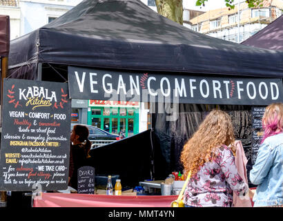 Bristol, Royaume-Uni. Le 13 mai 2018. Les gens profiter du soleil sur Bristol Harbourside. Stands de nourriture sont occupés avec une plage cosmopolite d'être apprécié à l'extérieur. Les étals du marché des livres et des gâteaux ©M. Standfast/Alamy Live News Banque D'Images