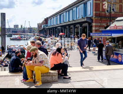 Bristol, Royaume-Uni. Le 13 mai 2018. Les gens profiter du soleil sur Bristol Harbourside. Stands de nourriture sont occupés avec une plage cosmopolite d'être apprécié à l'extérieur. Les étals du marché des livres et des gâteaux ©M. Standfast/Alamy Live News Banque D'Images