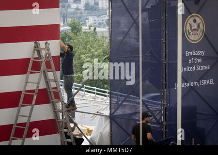 Jérusalem, Israël. Le 13 mai 2018. Préparation de la scène pour la cérémonie d'ouverture de la nouvelle ambassade américaine à Jérusalem le 13 mai 2018. Israël prépare le dimanche pour la cérémonie d'ouverture de la nouvelle ambassade américaine à Jérusalem le lundi, une décision qui a suscité des protestations palestiniennes. Source : Xinhua/JINI/Alamy Live News Banque D'Images