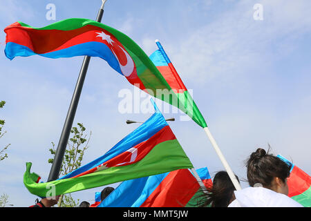 Baku, Azerbaïdjan. 13 mai, 2018. Drapeau de l'Azerbaïdjan au cours les coureurs de marathon à Bakou. 13 mai, 2018. Le semi-marathon a été couvrir une distance de 21 kilomètres, à partir de la place du drapeau national et de finition à Bakou Stade Olympique. Cette année, le semi-marathon a été ouvert à toute personne âgée de plus de 16 ans, sur inscription préalable, et l'événement a obtenu près de 18 000 participants inscrits. Credit : Aziz Karimov/Alamy Live News Banque D'Images