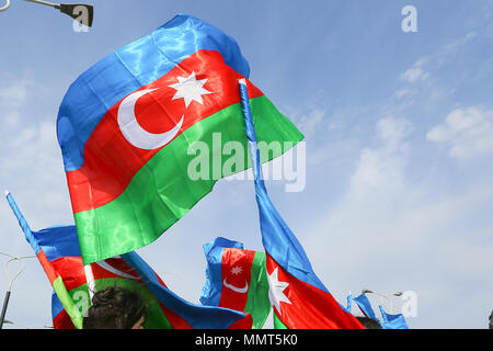 Baku, Azerbaïdjan. 13 mai, 2018. Drapeau de l'Azerbaïdjan au cours les coureurs de marathon à Bakou. 13 mai, 2018. Le semi-marathon a été couvrir une distance de 21 kilomètres, à partir de la place du drapeau national et de finition à Bakou Stade Olympique. Cette année, le semi-marathon a été ouvert à toute personne âgée de plus de 16 ans, sur inscription préalable, et l'événement a obtenu près de 18 000 participants inscrits. Credit : Aziz Karimov/Alamy Live News Banque D'Images