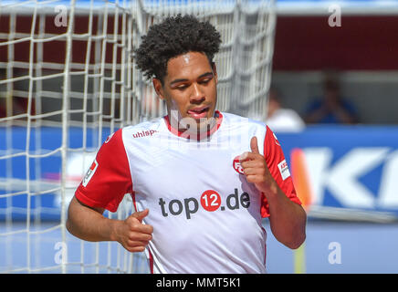 13 mai 2018, l'Allemagne, Berlin : Soccer, 2. Bundesliga, le FC Ingolstadt 04 vs 1. FC Kaiserslautern à l'Audi Sportpark. Kaiserslautern's Phillip Mwene marque le 0:2. Photo : Armin Weigel/DPA - AVIS IMPORTANT : En raison de la Ligue allemande de football (DFL)·s règlement d'accréditation, la publication et la redistribution en ligne et dans les médias en ligne est limité pendant le match à 15 images par match Banque D'Images