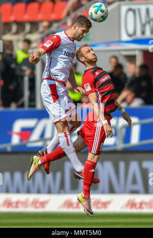 13 mai 2018, l'Allemagne, Berlin : Soccer, 2. Bundesliga, le FC Ingolstadt 04 vs 1. FC Kaiserslautern à l'Audi Sportpark. L'Vucur Kaiserslautern Stipe (l) et le Moritz Hartmann. Photo : Armin Weigel/DPA - AVIS IMPORTANT : En raison de la Ligue allemande de football (DFL)·s règlement d'accréditation, la publication et la redistribution en ligne et dans les médias en ligne est limité pendant le match à 15 images par match Banque D'Images