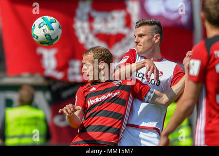 13 mai 2018, l'Allemagne, Berlin : Soccer, 2. Bundesliga, le FC Ingolstadt 04 vs 1. FC Kaiserslautern à l'Audi Sportpark. Kaiserslautern est Gino Fechner (r) et le Moritz Hartmann. Photo : Armin Weigel/DPA - AVIS IMPORTANT : En raison de la Ligue allemande de football (DFL)·s règlement d'accréditation, la publication et la redistribution en ligne et dans les médias en ligne est limité pendant le match à 15 images par match Banque D'Images