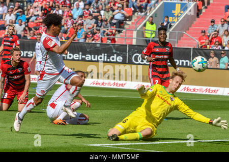 13 mai 2018, l'Allemagne, Berlin : Soccer, 2. Bundesliga, le FC Ingolstadt 04 vs 1. FC Kaiserslautern à l'Audi Sportpark. Kaiserslautern's Phillip Mwene (l) marque le 0:1 passé le keeper Marco Knaller. Photo : Armin Weigel/DPA - AVIS IMPORTANT : En raison de la Ligue allemande de football (DFL)·s règlement d'accréditation, la publication et la redistribution en ligne et dans les médias en ligne est limité pendant le match à 15 images par match Banque D'Images