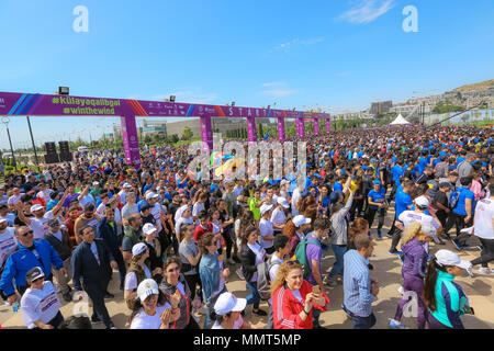 Baku, Azerbaïdjan. 13 mai, 2018. Grand groupe de marathoniens à Bakou. 13 mai, 2018. Le semi-marathon a été couvrir une distance de 21 kilomètres, à partir de la place du drapeau national et de finition à Bakou Stade Olympique. Cette année, le semi-marathon a été ouvert à toute personne âgée de plus de 16 ans, sur inscription préalable, et l'événement a obtenu près de 18 000 participants inscrits. Credit : Aziz Karimov/Alamy Live News Banque D'Images