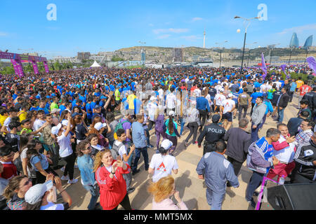 Baku, Azerbaïdjan. 13 mai, 2018. Grand groupe de marathoniens à Bakou. 13 mai, 2018. Le semi-marathon a été couvrir une distance de 21 kilomètres, à partir de la place du drapeau national et de finition à Bakou Stade Olympique. Cette année, le semi-marathon a été ouvert à toute personne âgée de plus de 16 ans, sur inscription préalable, et l'événement a obtenu près de 18 000 participants inscrits. Credit : Aziz Karimov/Alamy Live News Banque D'Images