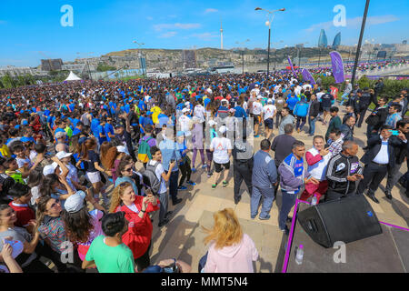 Baku, Azerbaïdjan. 13 mai, 2018. Grand groupe de marathoniens à Bakou. 13 mai, 2018. Le semi-marathon a été couvrir une distance de 21 kilomètres, à partir de la place du drapeau national et de finition à Bakou Stade Olympique. Cette année, le semi-marathon a été ouvert à toute personne âgée de plus de 16 ans, sur inscription préalable, et l'événement a obtenu près de 18 000 participants inscrits. Credit : Aziz Karimov/Alamy Live News Banque D'Images