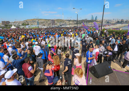 Baku, Azerbaïdjan. 13 mai, 2018. Grand groupe de marathoniens à Bakou. 13 mai, 2018. Le semi-marathon a été couvrir une distance de 21 kilomètres, à partir de la place du drapeau national et de finition à Bakou Stade Olympique. Cette année, le semi-marathon a été ouvert à toute personne âgée de plus de 16 ans, sur inscription préalable, et l'événement a obtenu près de 18 000 participants inscrits. Credit : Aziz Karimov/Alamy Live News Banque D'Images