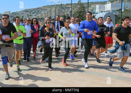 Baku, Azerbaïdjan. 13 mai, 2018. Leyla Aliyeva est la première fille du président de l'Azerbaïdjan pendant les coureurs de marathon à Bakou. 13 mai, 2018. Le semi-marathon a été couvrir une distance de 21 kilomètres, à partir de la place du drapeau national et de finition à Bakou Stade Olympique. Cette année, le semi-marathon a été ouvert à toute personne âgée de plus de 16 ans, sur inscription préalable, et l'événement a obtenu près de 18 000 participants inscrits. Credit : Aziz Karimov/Alamy Live News Banque D'Images