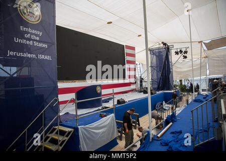 Jérusalem, Israël. Le 13 mai 2018. Préparation de la scène pour la cérémonie d'ouverture de la nouvelle ambassade américaine à Jérusalem le 13 mai 2018. Israël prépare le dimanche pour la cérémonie d'ouverture de la nouvelle ambassade américaine à Jérusalem le lundi, une décision qui a suscité des protestations palestiniennes. Source : Xinhua/JINI/Alamy Live News Banque D'Images