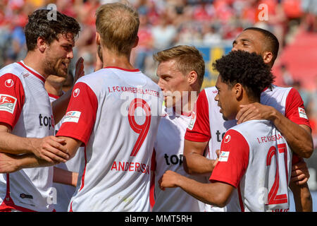 13 mai 2018, l'Allemagne, Berlin : Soccer, 2. Bundesliga, le FC Ingolstadt 04 vs 1. FC Kaiserslautern à l'Audi Sportpark. Les joueurs de Kaiserslautern célébrer le 0:2. Photo : Armin Weigel/DPA - AVIS IMPORTANT : En raison de la Ligue allemande de football (DFL)·s règlement d'accréditation, la publication et la redistribution en ligne et dans les médias en ligne est limité pendant le match à 15 images par match Banque D'Images