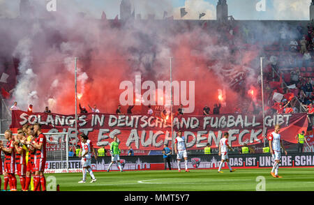 13 mai 2018, l'Allemagne, Berlin : Soccer, 2. Bundesliga, le FC Ingolstadt 04 vs 1. FC Kaiserslautern à l'Audi Sportpark. Fans se vanter avec la pyrotechnie. Photo : Armin Weigel/DPA - AVIS IMPORTANT : En raison de la Ligue allemande de football (DFL)·s règlement d'accréditation, la publication et la redistribution en ligne et dans les médias en ligne est limité pendant le match à 15 images par match Banque D'Images