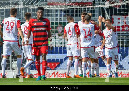 13 mai 2018, l'Allemagne, Berlin : Soccer, 2. Bundesliga, le FC Ingolstadt 04 vs 1. FC Kaiserslautern à l'Audi Sportpark. Les joueurs de Kaiserslautern célébrer le 0:3. Photo : Armin Weigel/DPA - AVIS IMPORTANT : En raison de la Ligue allemande de football (DFL)·s règlement d'accréditation, la publication et la redistribution en ligne et dans les médias en ligne est limité pendant le match à 15 images par match Banque D'Images