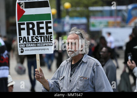 Manchester, UK. 13 mai, 2018. Un homme tenant une pancarte qui dit "Palestine libre" au deuxième jour du Souvenir Jour de la Nakba qui commémore le déplacement des Palestiniens en 1948, lorsque l'Etat israélien a été fondée.Les jardins de Piccadilly, Manchester, le 13 mai, 2018 (C)Barbara Cook/Alamy Live News Crédit : Barbara Cook/Alamy Live News Banque D'Images