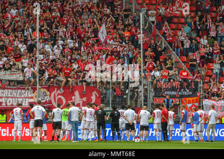 13 mai 2018, l'Allemagne, Berlin : Soccer, 2. Bundesliga, le FC Ingolstadt 04 vs 1. FC Kaiserslautern à l'Audi Sportpark. L'équipe de Kaiserslautern grâce les fans après la victoire 1-3 contre Ingolstadt. Photo : Armin Weigel/DPA - AVIS IMPORTANT : En raison de la Ligue allemande de football (DFL)·s règlement d'accréditation, la publication et la redistribution en ligne et dans les médias en ligne est limité pendant le match à 15 images par match Banque D'Images