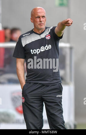 13 mai 2018, l'Allemagne, Berlin : Soccer, 2. Bundesliga, le FC Ingolstadt 04 vs 1. FC Kaiserslautern à l'Audi Sportpark. L'entraîneur Michael Frontzeck Kaiserslautern se dresse à l'écart. Photo : Armin Weigel/DPA - AVIS IMPORTANT : En raison de la Ligue allemande de football (DFL)·s règlement d'accréditation, la publication et la redistribution en ligne et dans les médias en ligne est limité pendant le match à 15 images par match Banque D'Images