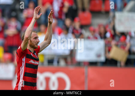 13 mai 2018, l'Allemagne, Berlin : Soccer, 2. Bundesliga, le FC Ingolstadt 04 vs 1. FC Kaiserslautern à l'Audi Sportpark. Le Moritz Hartmann dit au revoir à les fans après le match. Photo : Armin Weigel/DPA - AVIS IMPORTANT : En raison de la Ligue allemande de football (DFL)·s règlement d'accréditation, la publication et la redistribution en ligne et dans les médias en ligne est limité pendant le match à 15 images par match Banque D'Images