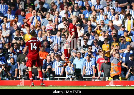 Liverpool, Royaume-Uni. 13 mai, 2018. Andrew Robertson, de sauts et de Liverpool célèbre après avoir marqué son 4e but des équipes. Premier match de championnat, Liverpool v Brighton & Hove Albion au stade d'Anfield à Liverpool le dimanche 13 mai 2018. Cette image ne peut être utilisé qu'à des fins rédactionnelles. Usage éditorial uniquement, licence requise pour un usage commercial. Aucune utilisation de pari, de jeux ou d'un seul club/ligue/dvd publications. Photos par Chris Stading/Andrew Orchard la photographie de sport/Alamy live news Crédit : Andrew Orchard la photographie de sport/Alamy Live News Banque D'Images