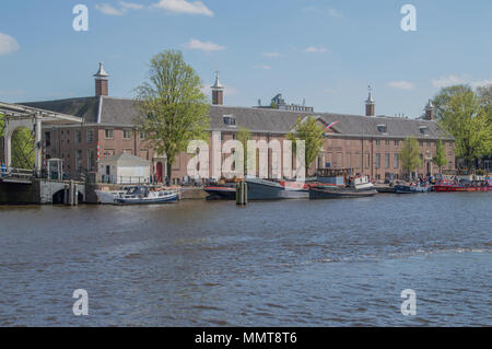 Vue sur la rivière Amstel à Amsterdam aux Pays-Bas Banque D'Images