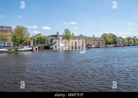 Vue sur la rivière Amstel à Amsterdam aux Pays-Bas Banque D'Images