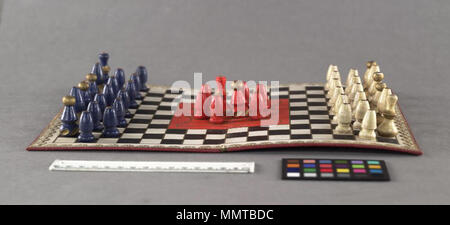 . Droit de jeu Le nouveau jeu du siège de Paris ; couverture a l'étiquette avec nom de jeu et illustration relative à l'office. A Fort, du conseil et des "hommes" : a 12 hommes ordinaires, des hommes ordinaires 12 blanc bleu, 6 hommes ordinaires, 6 rouge blanc spécial (capitaines, lieutenants, le général, le colonel), 6 bleu spécial (4 types différents), 2 rouge spécial. En partie du conseil d'échecs, le conseil ressemble fort de la Johnson copie est cassée au niveau des charnières, a autocollant avec prix : 4/11. ; siège de Paris ; Image 2 nouveau jeu du siège de Paris. 1870. Les bibliothèques Bodleian, nouveau jeu du siège de Paris Banque D'Images