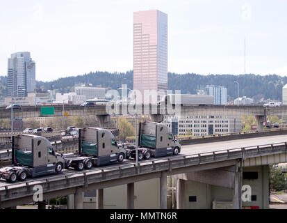 Professionnels populaires identiques gros camion camion-tracteur semi long-courrier pour un autre camion semi remorque deux tracteurs sur l'augmentation de la section de route ville wi Banque D'Images