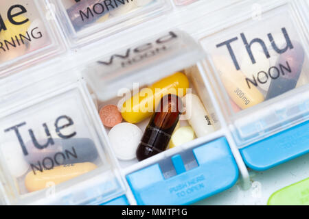 Close up d'un organisateur pour un régime quotidien de prescriptions de médicaments Banque D'Images