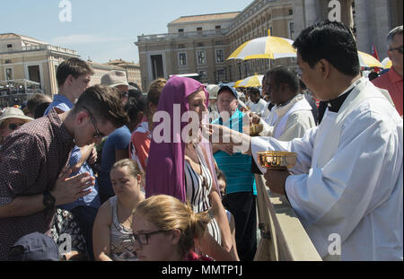 Donner la communion à des prêtres la canonisation de Mère Teresa à Rome Banque D'Images