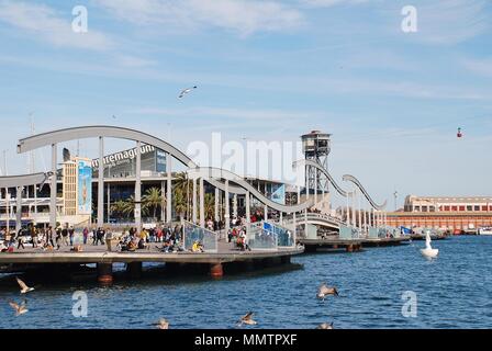 La Rambla del Mar passerelle flottante sur le Port Vell à Barcelone, Espagne le 15 avril 2018. Le pont a été ouvert en 1994. Banque D'Images