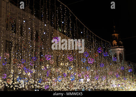 Moscou, Russie - Avril 2018 : rue Arbat, décoré de guirlandes de la Russie. Banque D'Images