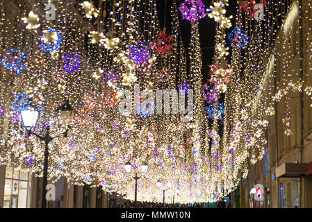 Moscou, Russie - Avril 2018 : rue Arbat, décoré de guirlandes de la Russie. Banque D'Images