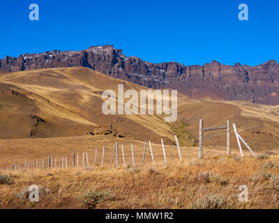 Estancia La Sierra Baguales Baguales et Patagonie, au Chili. Le ranch est situé dans la vallée du Rio Baguales, près de la frontière avec l'Argentine. Banque D'Images